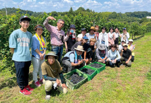 大学生 収穫体験イメージ